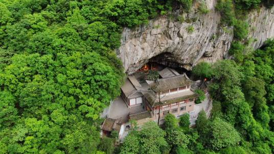 灵岩寺（陕西省汉中市略阳县境内的国家AAA级旅游景区、全国重点文物保护单位、省级风景名胜区）