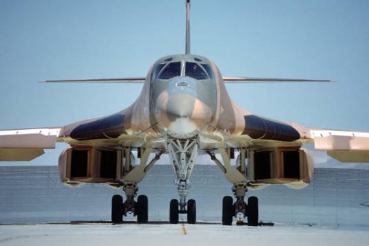 B-1“枪骑兵”战略轰炸机