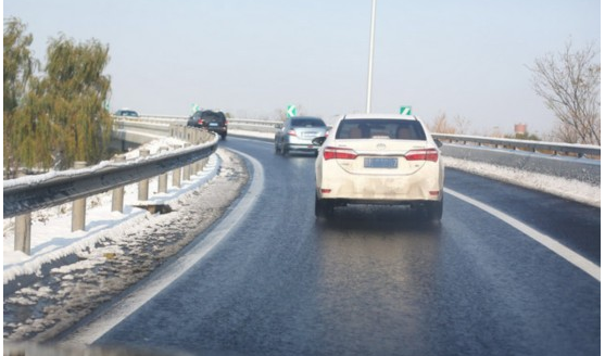 冰雪路行车时应注意什么