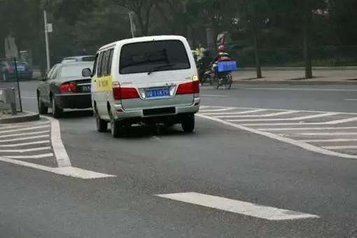 为什么规定辅路车让主路车先行