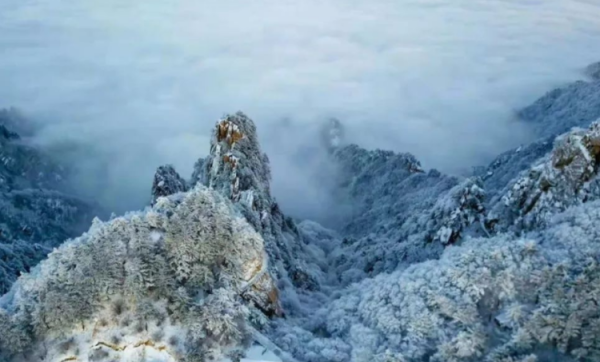 峰回路转不见君雪上空留马行处是描写什么的？