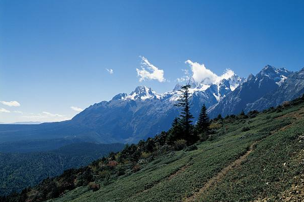 梅里雪山和玉龙雪山哪个更值得去？