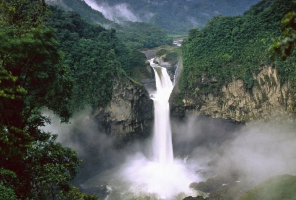 高山流它水的意思